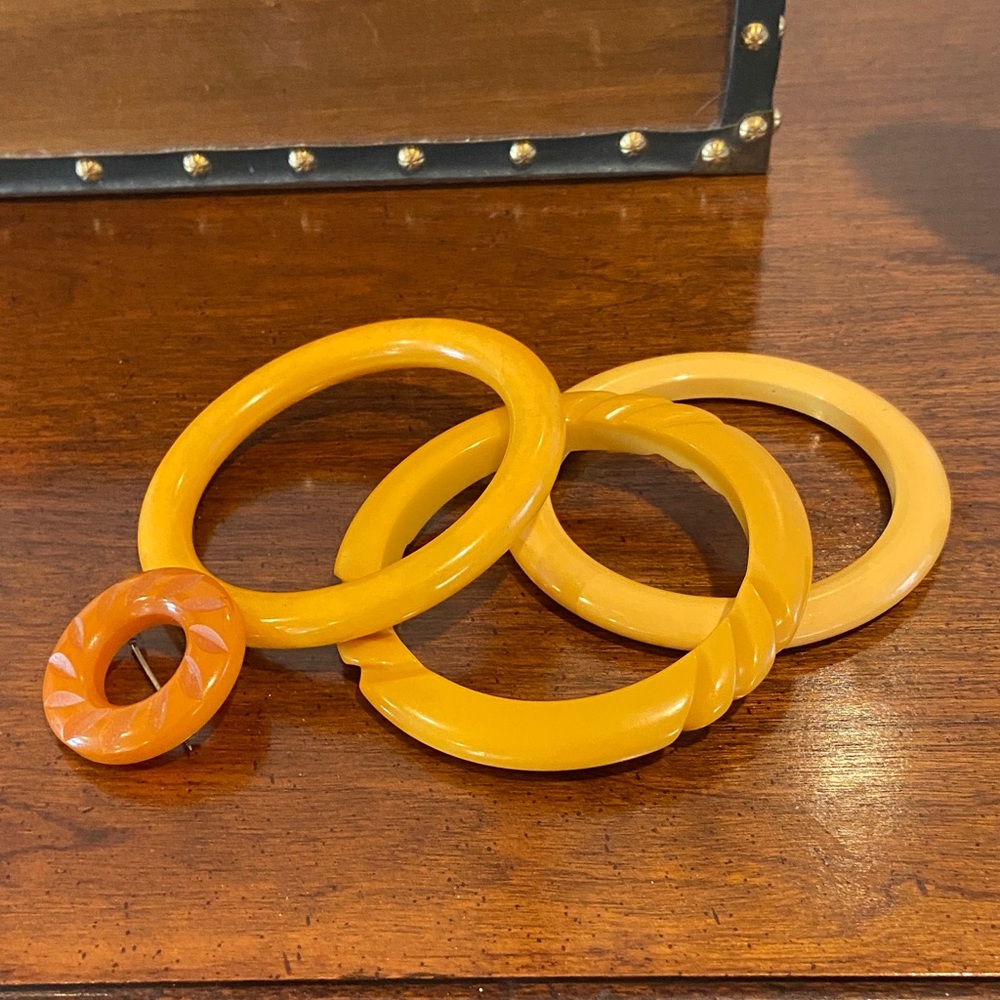Set of authentic vintage 1940’s Bakelite bangles and brooch